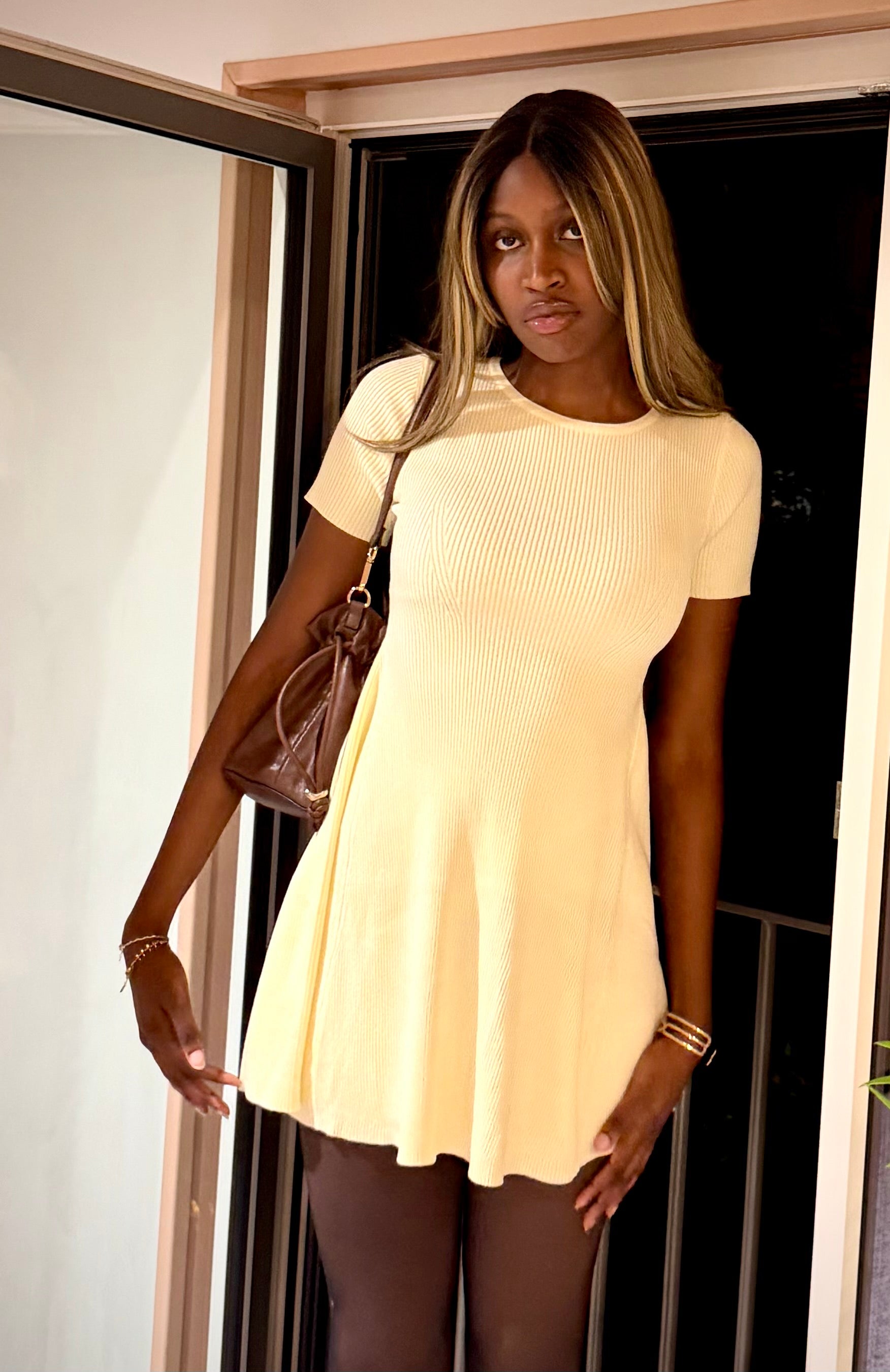 petite robe courte en maille fine côtelée