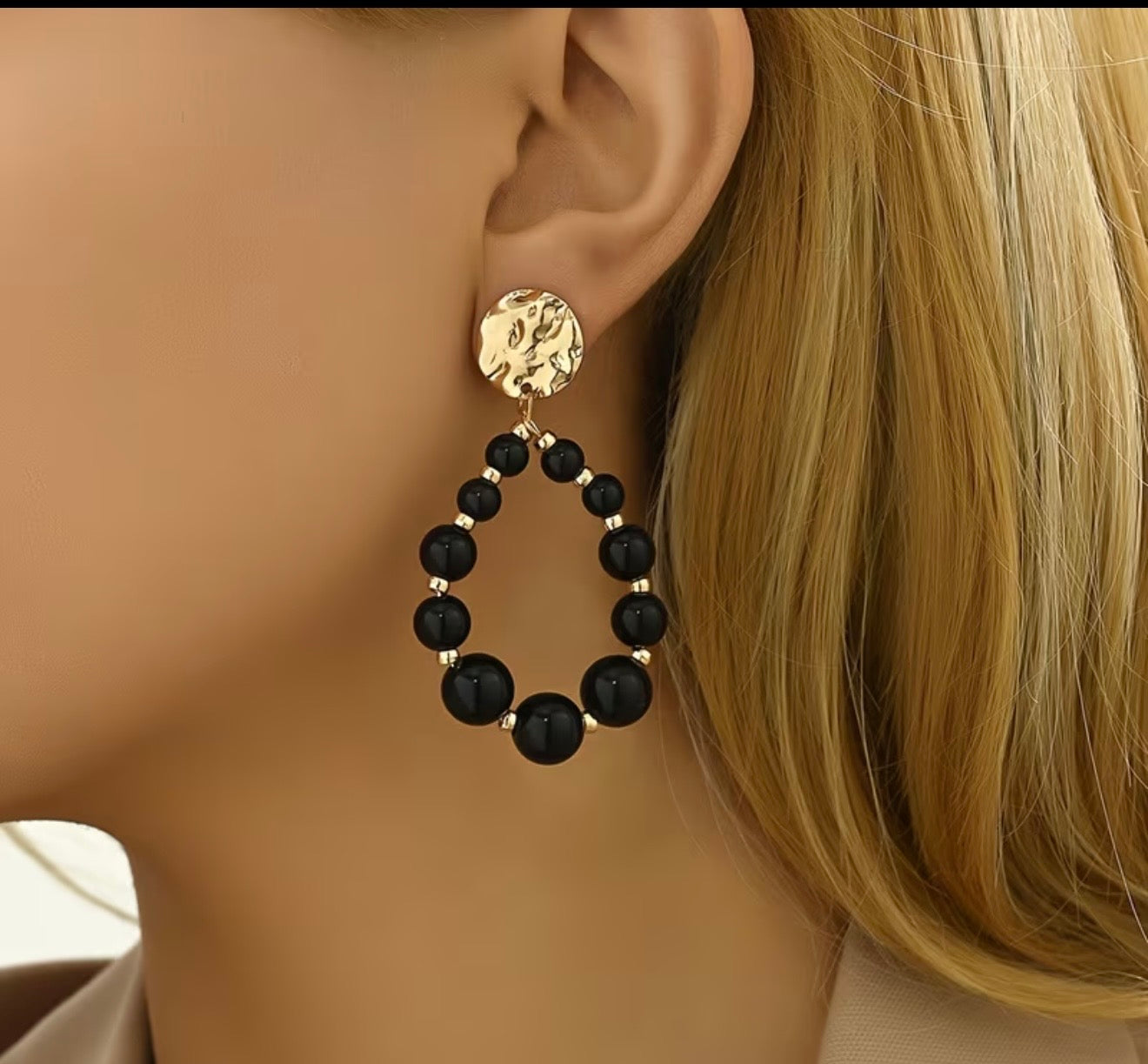 Boucles d'oreilles pendantes perles noires