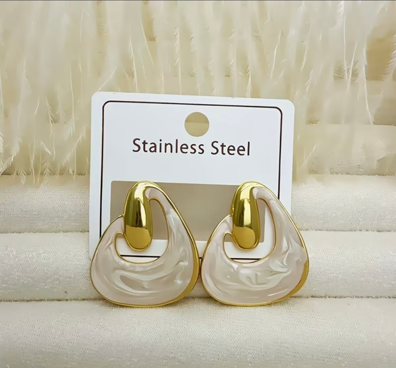 Boucles d'oreilles résine beige