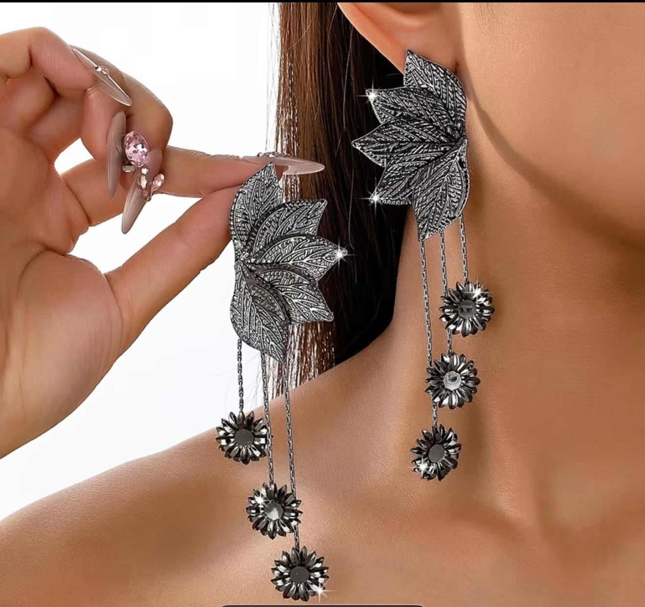Boucles d’oreilles feuilles noires pendantes